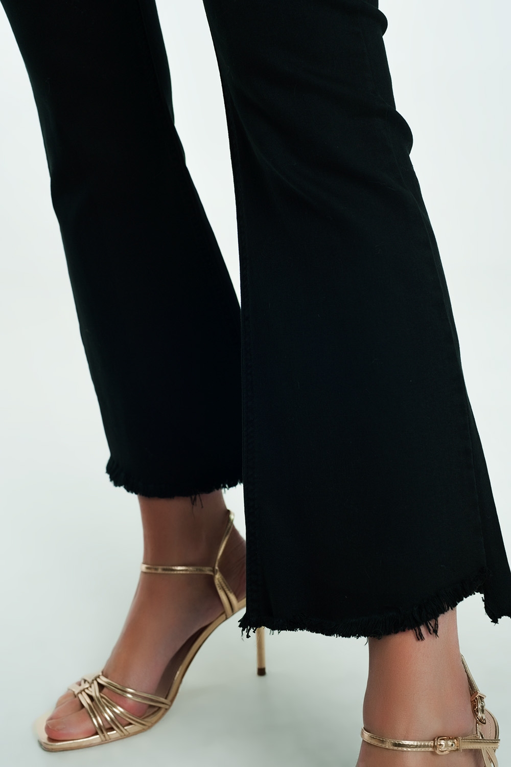 Jeans acampanados con dobladillo sin rematar en negro Jeans acampanados con dobladillo sin rematar en negro
