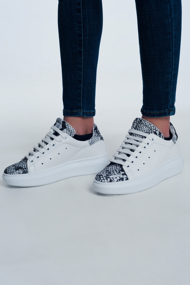 Sneaker mit Schlangenmuster