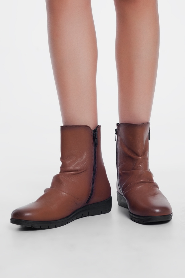 Low brown boots with zipper and round nose