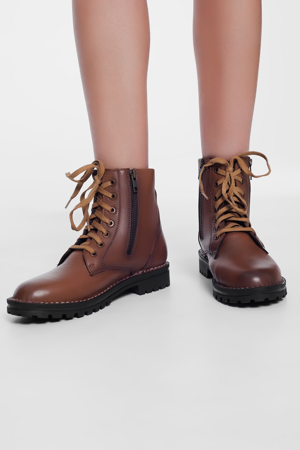 Botas militares gruesas de cuero en marron Botas militares gruesas de cuero en marron