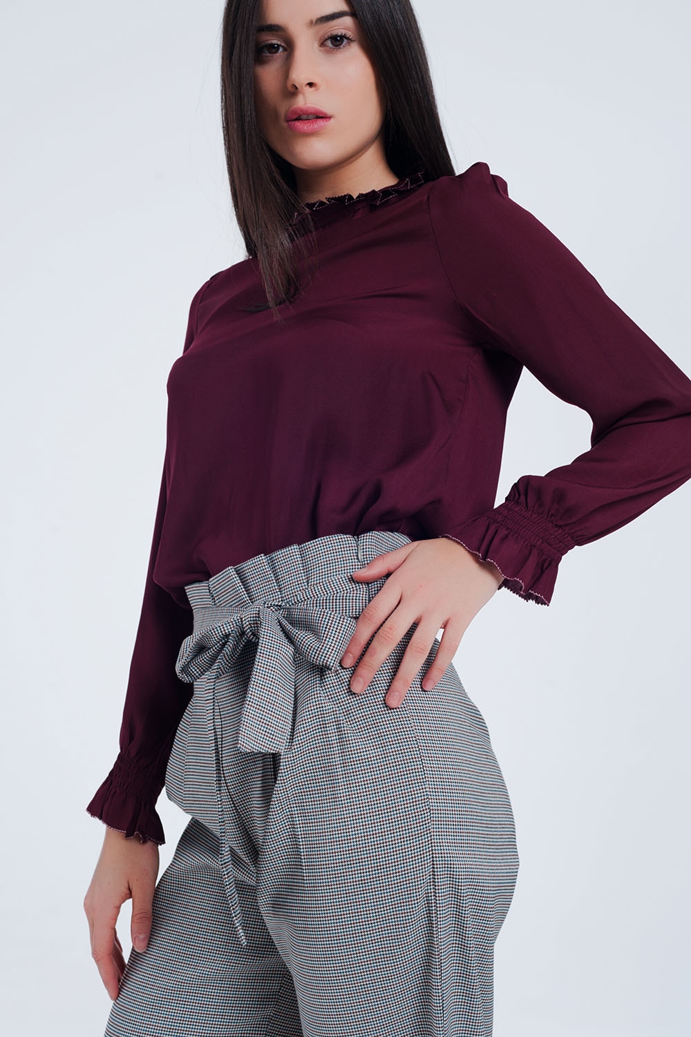 Top con detalle de cuello subido con volantes en granate