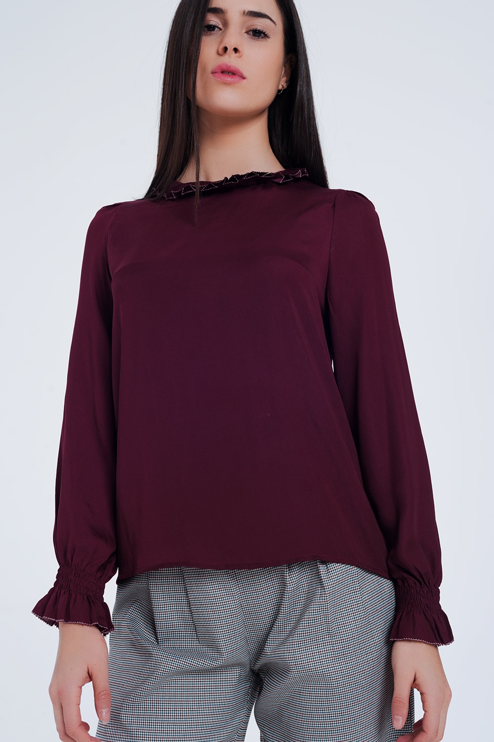 Top con detalle de cuello subido con volantes en granate