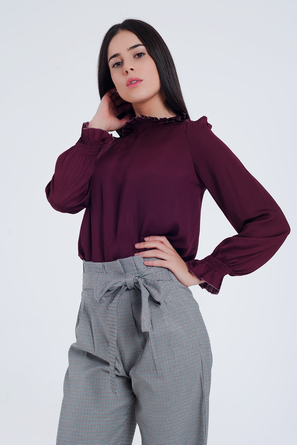 Top con detalle de cuello subido con volantes en granate