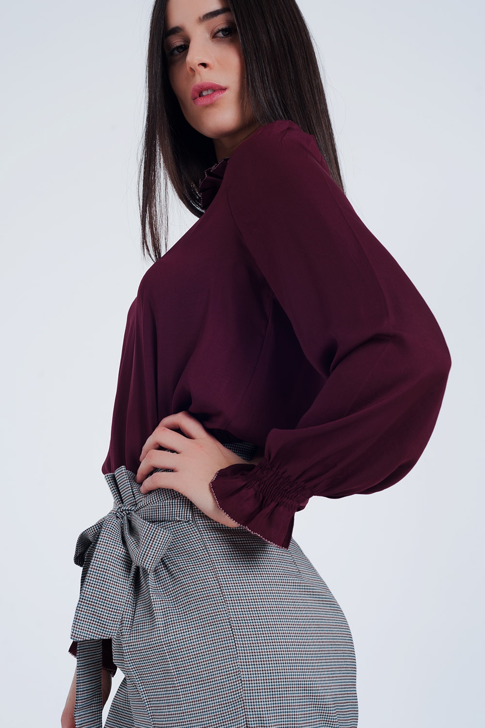 Top con detalle de cuello subido con volantes en granate