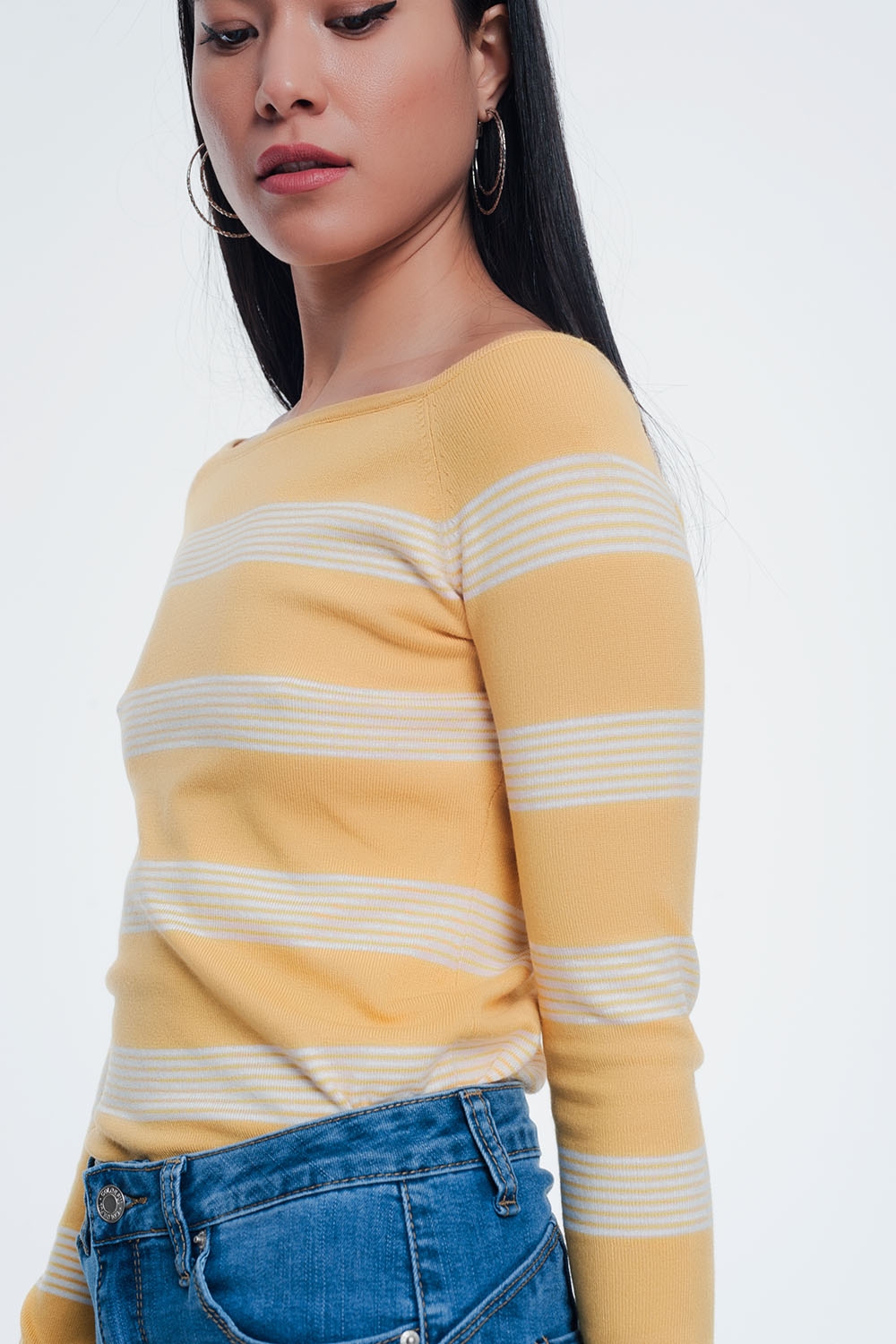 Jersey con cuello barco a rayas en color amarillo Jersey con cuello barco a rayas en color amarillo