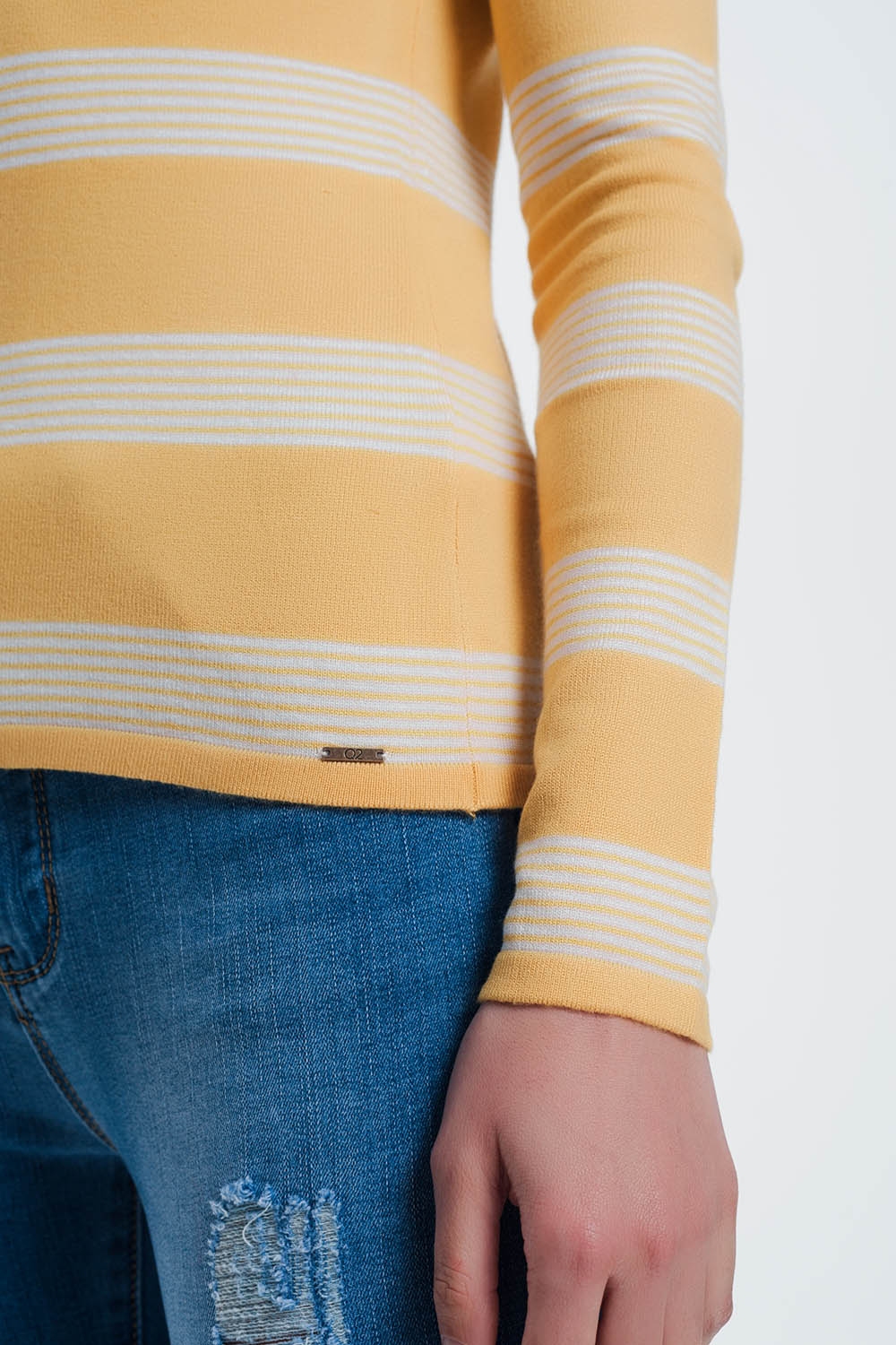 Jersey con cuello barco a rayas en color amarillo Jersey con cuello barco a rayas en color amarillo