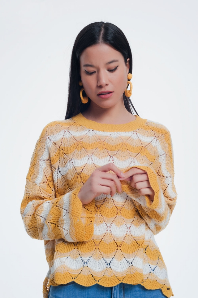 Geel gestreepte trui met open gebreid detail