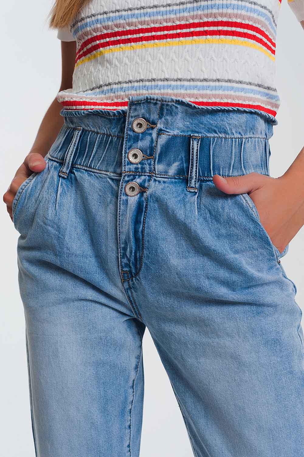 Jeans estilo mom con tres botones y cintura elastica Jeans estilo mom con tres botones y cintura elastica