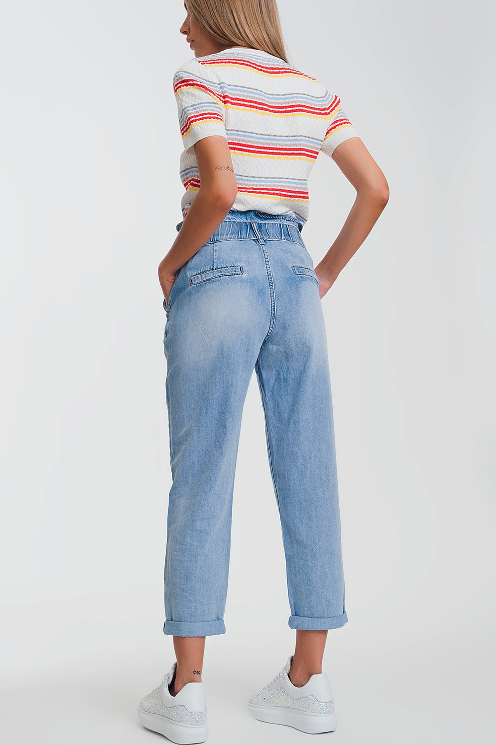 Jeans estilo mom con tres botones y cintura elastica Jeans estilo mom con tres botones y cintura elastica