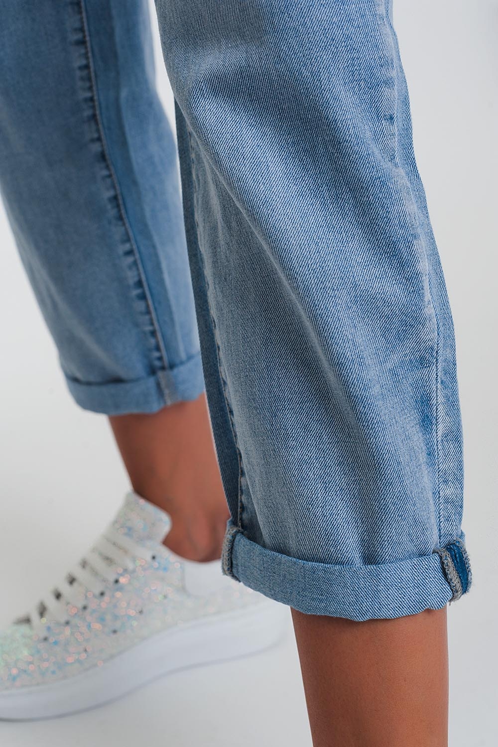 Jeans estilo mom con tres botones y cintura elastica Jeans estilo mom con tres botones y cintura elastica