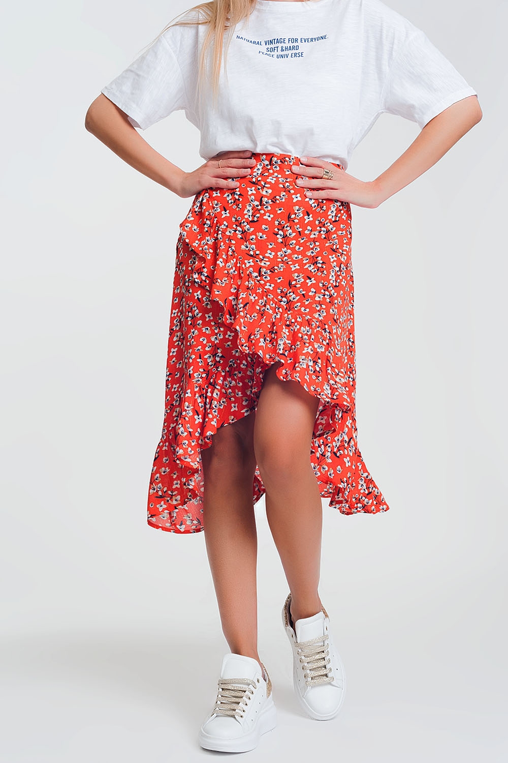 Falda roja asimétrica y cruzada con estampado Falda roja asimétrica y cruzada con estampado