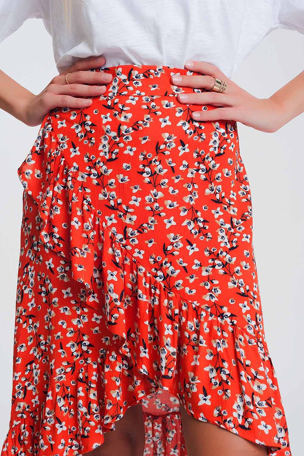 Falda roja asimétrica y cruzada con estampado Falda roja asimétrica y cruzada con estampado