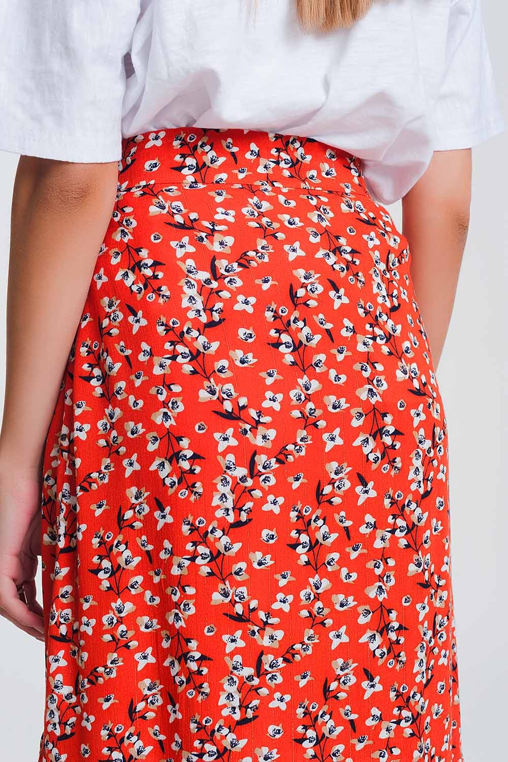 Falda roja asimétrica y cruzada con estampado Falda roja asimétrica y cruzada con estampado