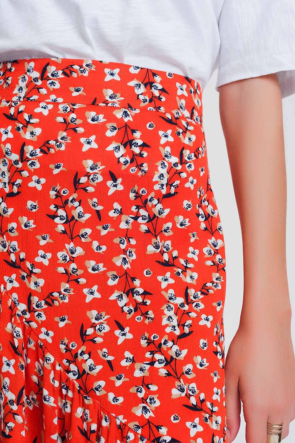 Falda roja asimétrica y cruzada con estampado Falda roja asimétrica y cruzada con estampado