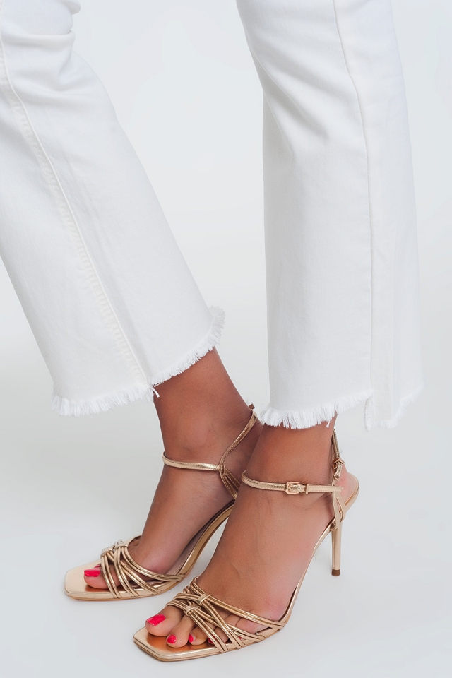 Jeans mit weitem Bein und offenem Saum in Creme