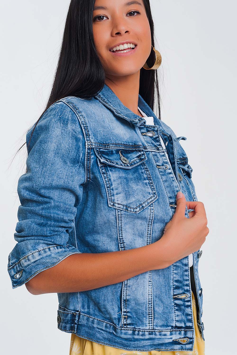 Chaqueta vaquera corta en azul medio lavado en azul claro Chaqueta vaquera corta en azul medio lavado en azul claro