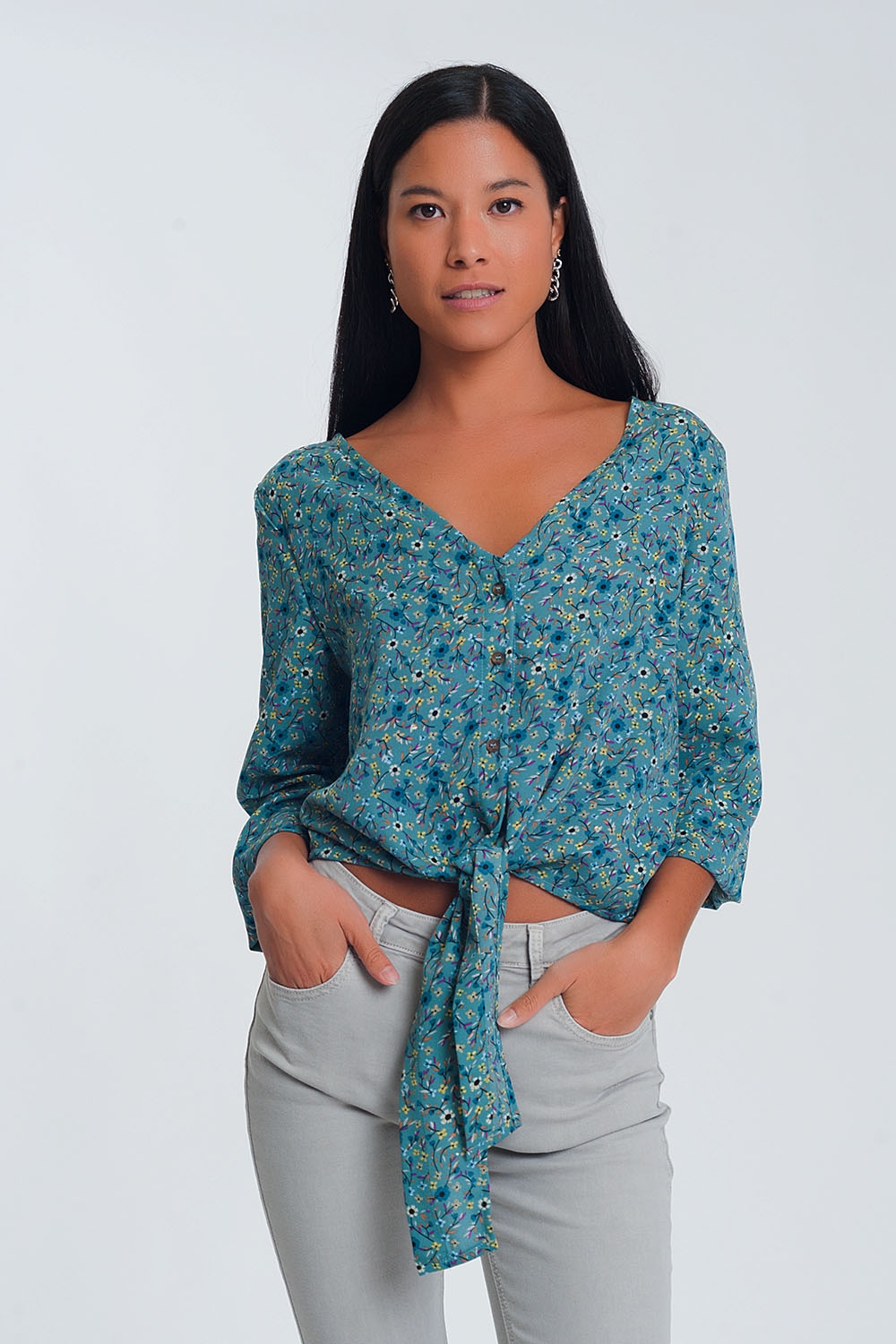 Blusa de manga larga con cuello de pico detalle de bot&oacute;n y estampado floral  verde