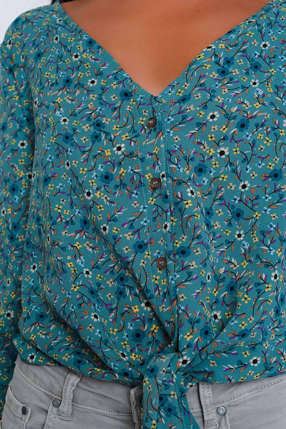 Blusa de manga larga con cuello de pico detalle de bot&oacute;n y estampado floral  verde
