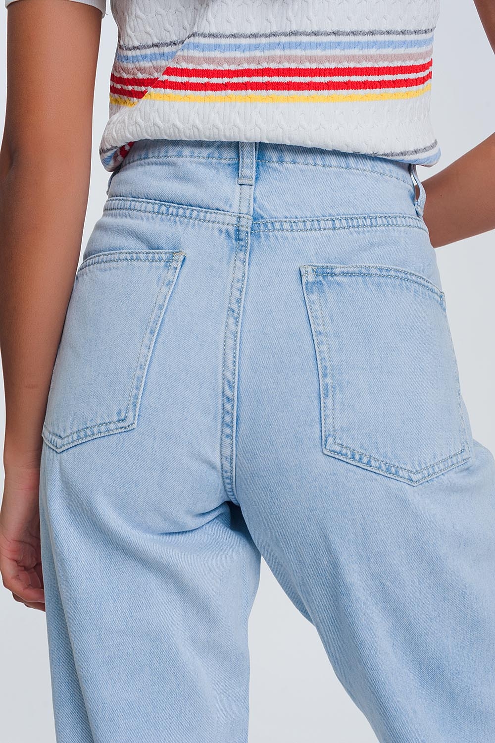 Vaqueros mom de talle alto con azul claro