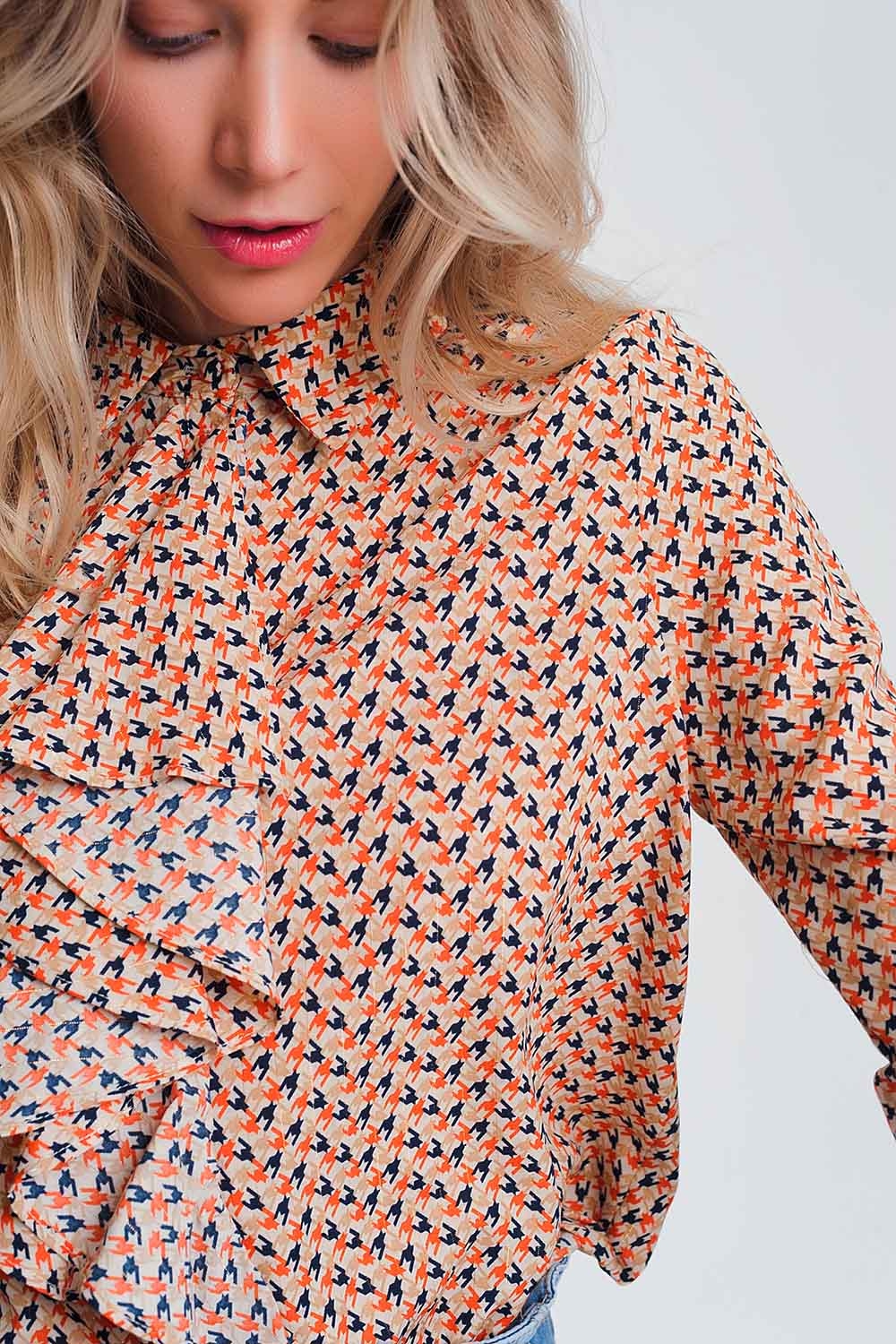 Blusa de manga larga con beige y detalle de volantes