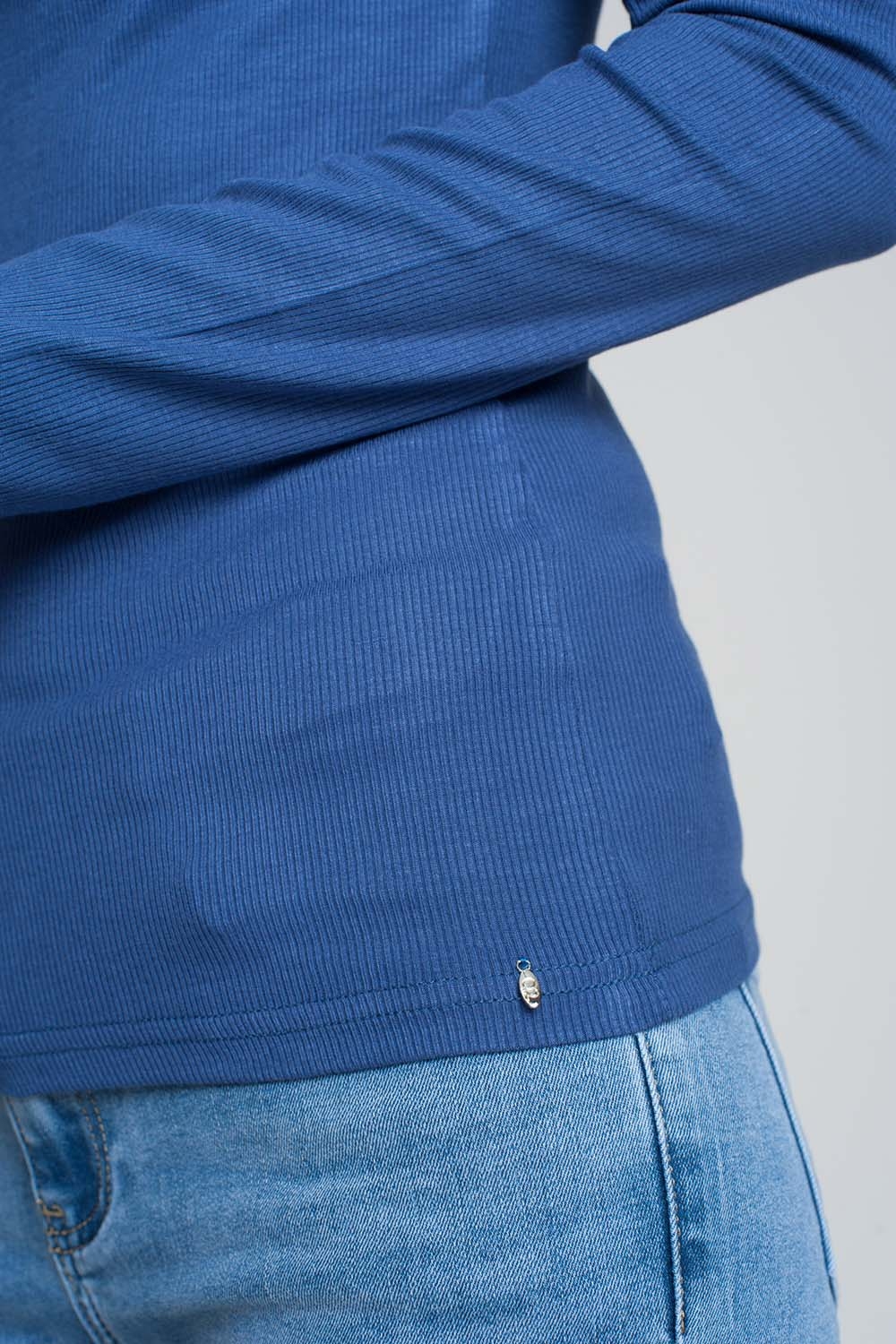 Jersey azul con un hombro abierto y cuello alto