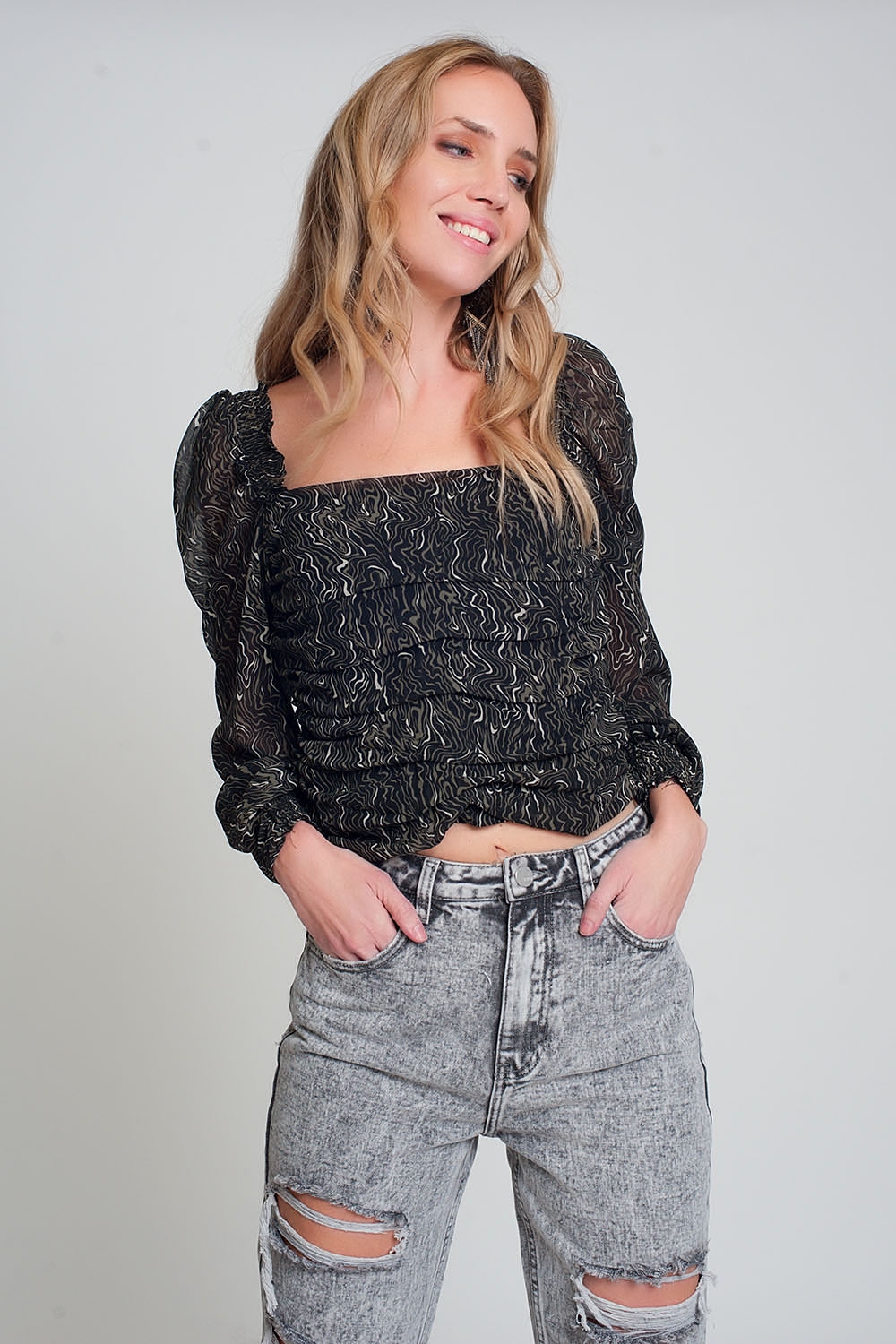 Top con manga larga geoimpreso en color negro con manga transparente