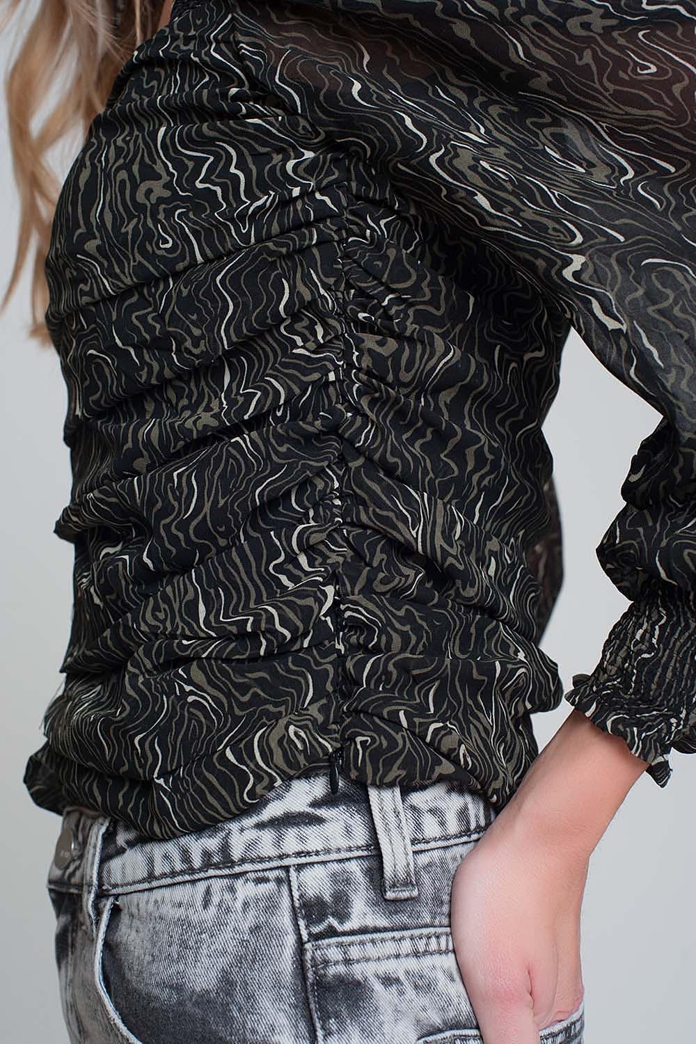 Top con manga larga geoimpreso en color negro con manga transparente