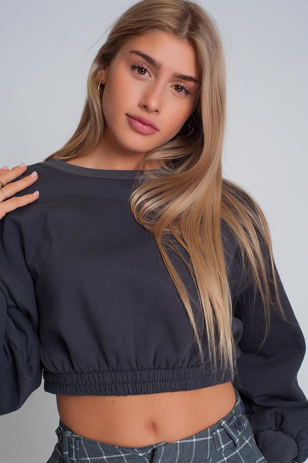 Sudadera corta deportiva en gris oscuro Sudadera corta deportiva en gris oscuro