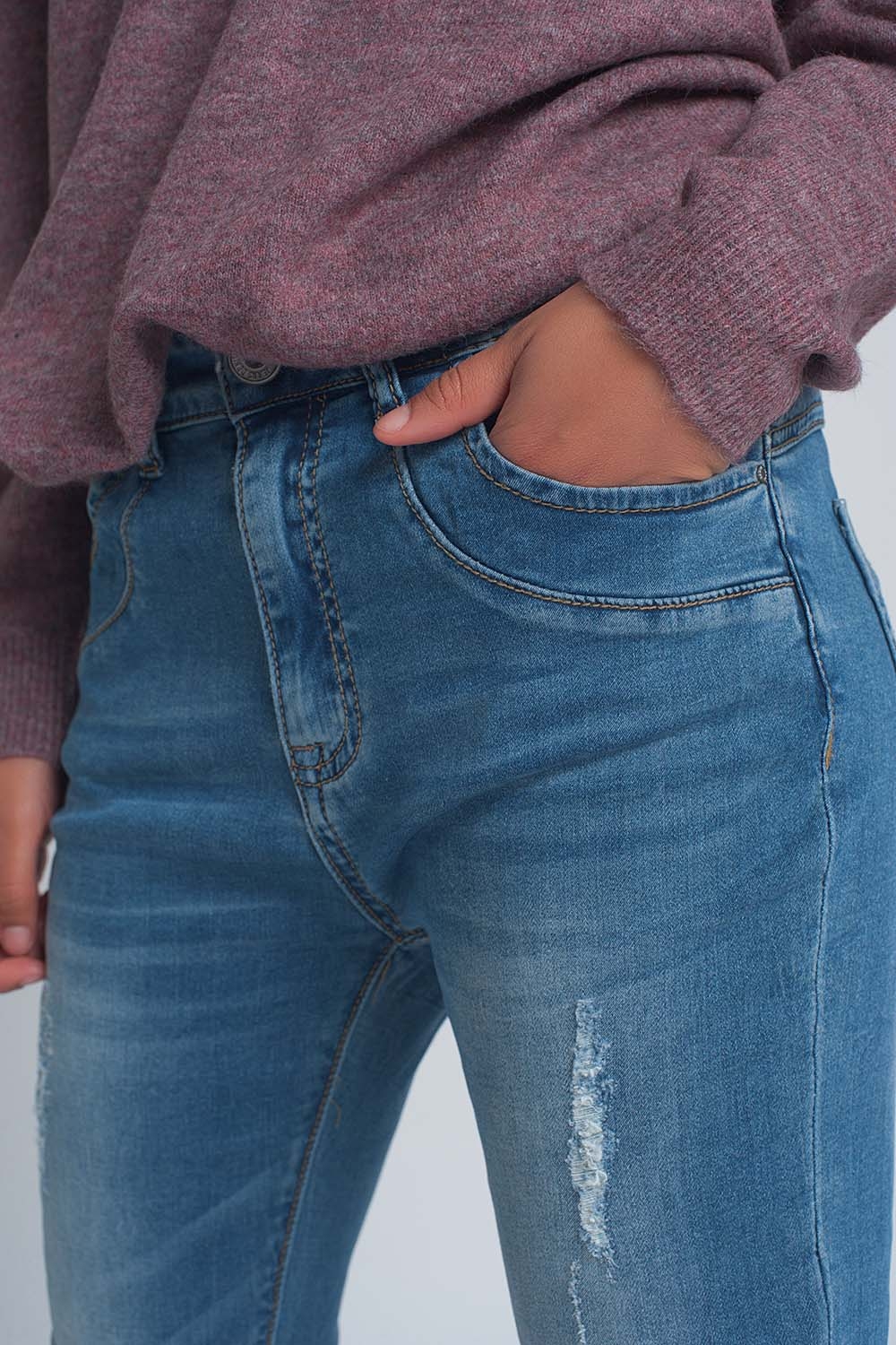 Vaqueros boyfriend de tejido fino con roturas y lavado medio Vaqueros boyfriend de tejido fino con roturas y lavado medio