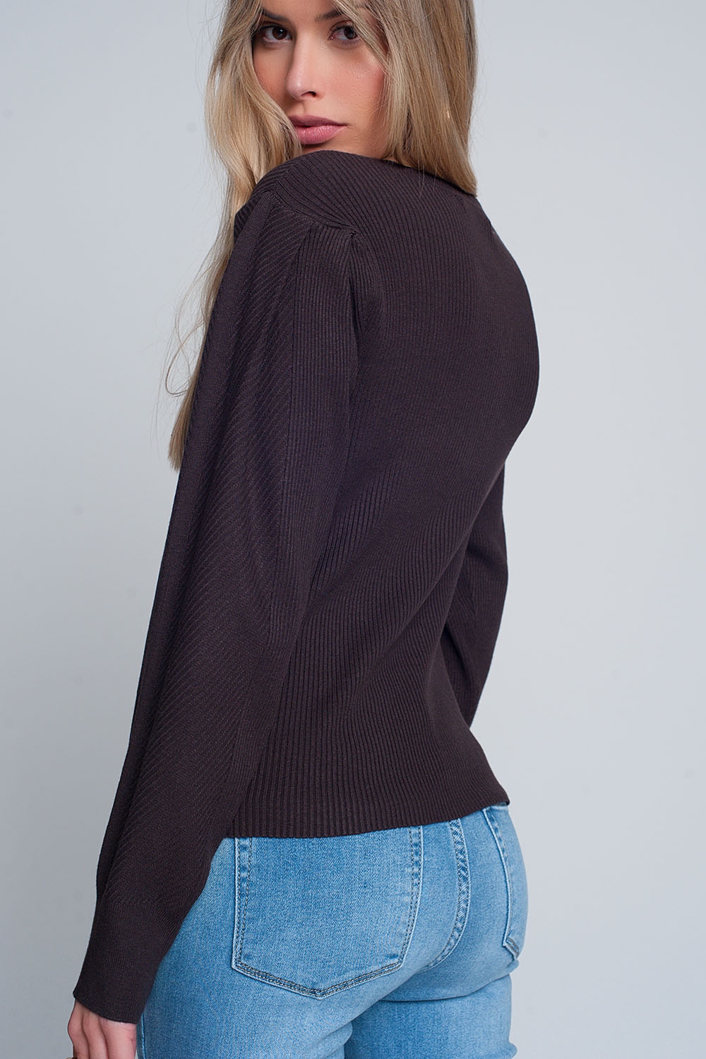 Jersey marron de punto de canal&eacute; con cuello redondo y mangas largas