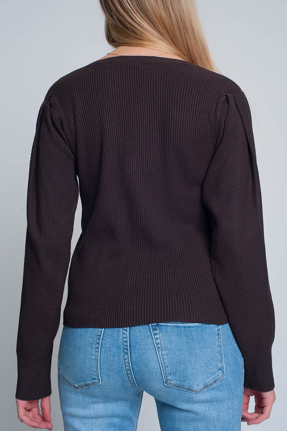 Jersey marron de punto de canal&eacute; con cuello redondo y mangas largas