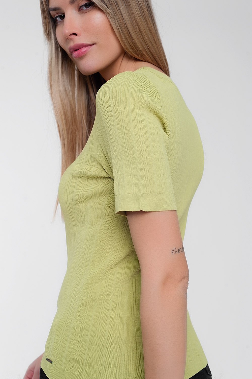 Jersey verde de manga corta con cuello ancho