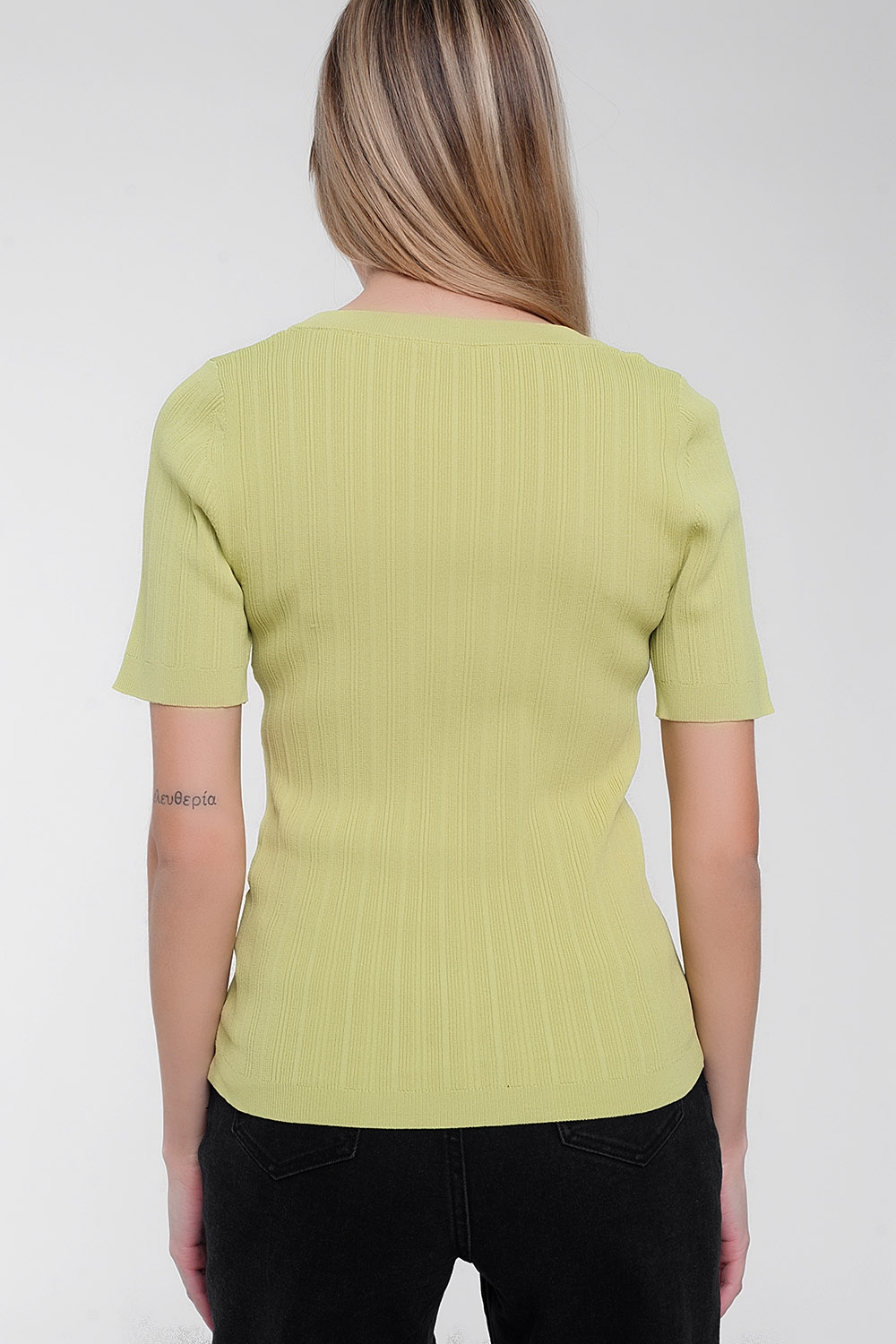 Jersey verde de manga corta con cuello ancho