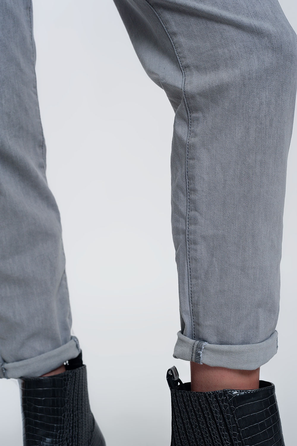 Vaqueros estilo jogger ligeros con lavado medio en color gris