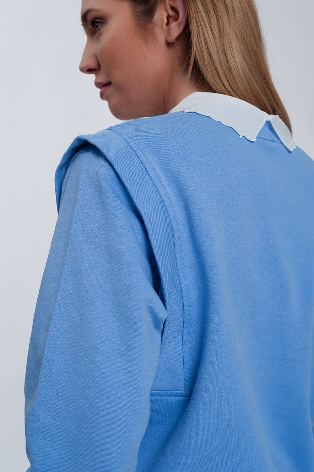 Sudadera estilo boyfriend con detalles llamativos en los hombros en color azul