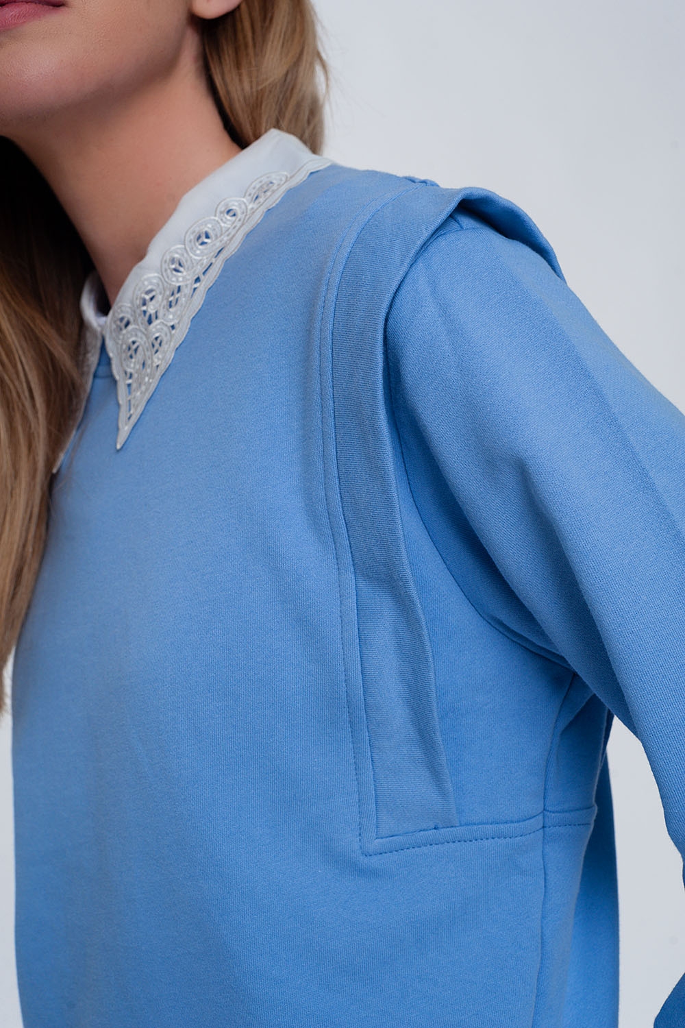 Sudadera estilo boyfriend con detalles llamativos en los hombros en color azul