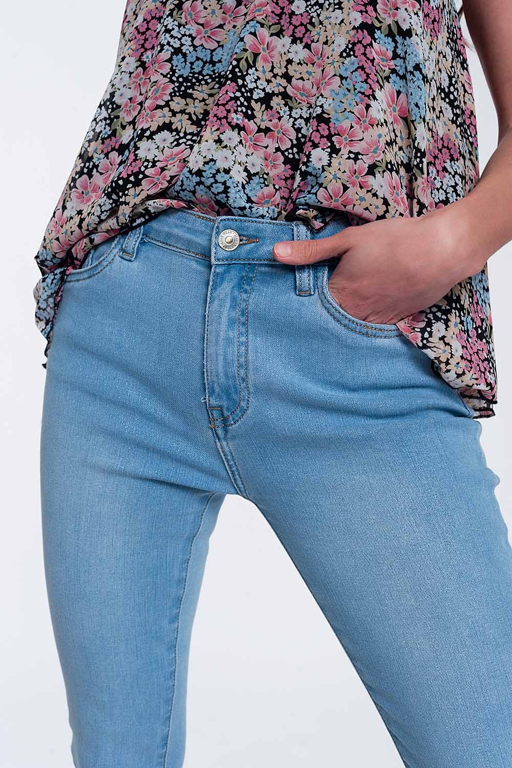 Vaqueros de corte slim y talle alto en diseño bonito con brillo lavado medio Vaqueros de corte slim y talle alto en diseño bonito con brillo lavado medio