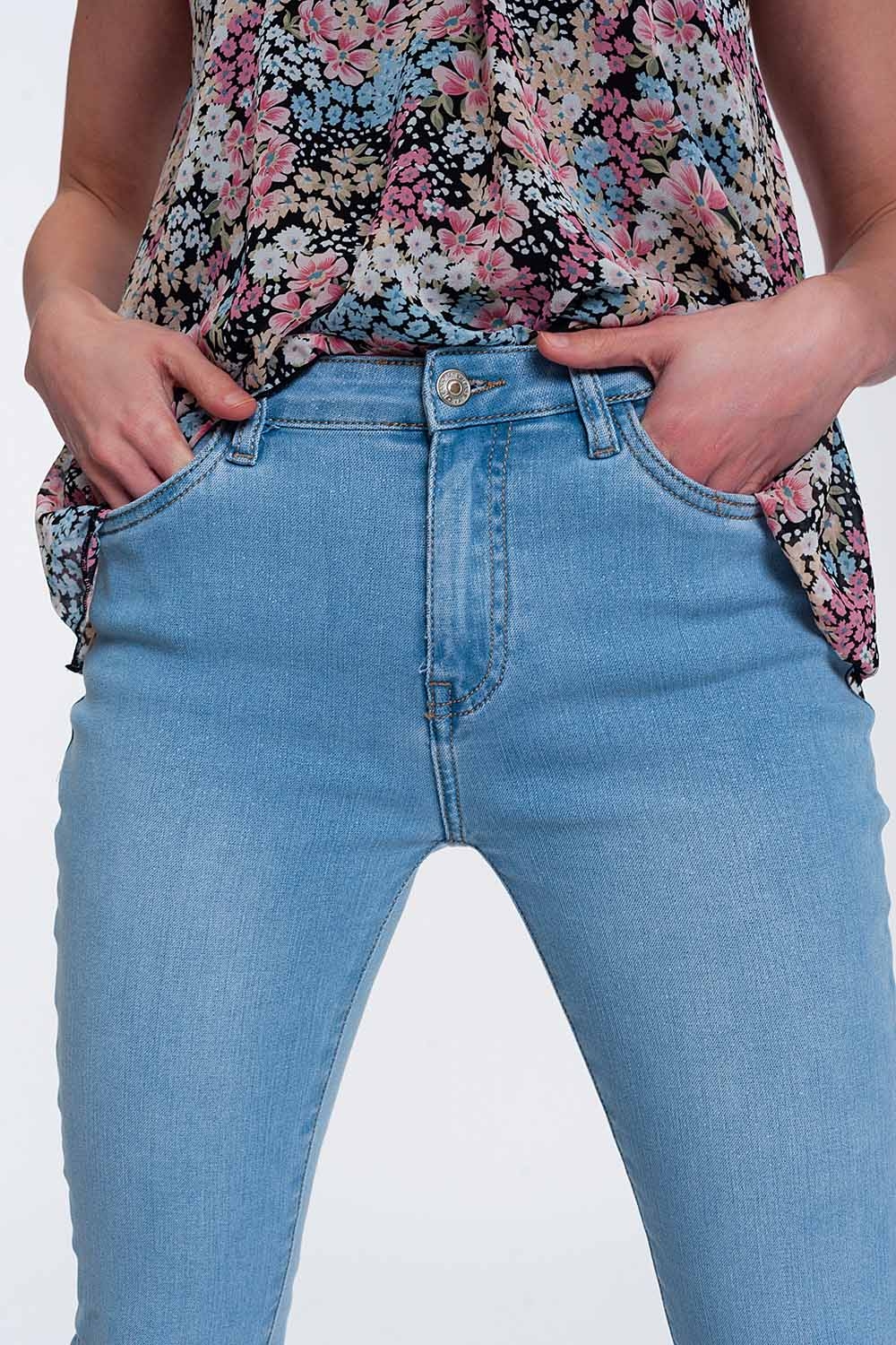 Vaqueros de corte slim y talle alto en diseño bonito con brillo lavado medio Vaqueros de corte slim y talle alto en diseño bonito con brillo lavado medio