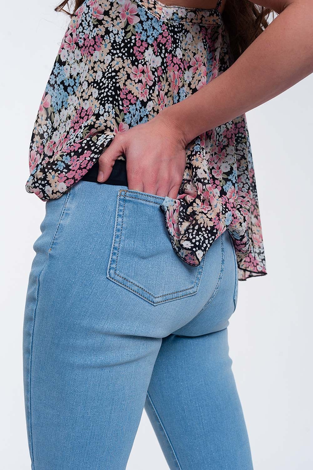 Vaqueros de corte slim y talle alto en diseño bonito con brillo lavado medio Vaqueros de corte slim y talle alto en diseño bonito con brillo lavado medio