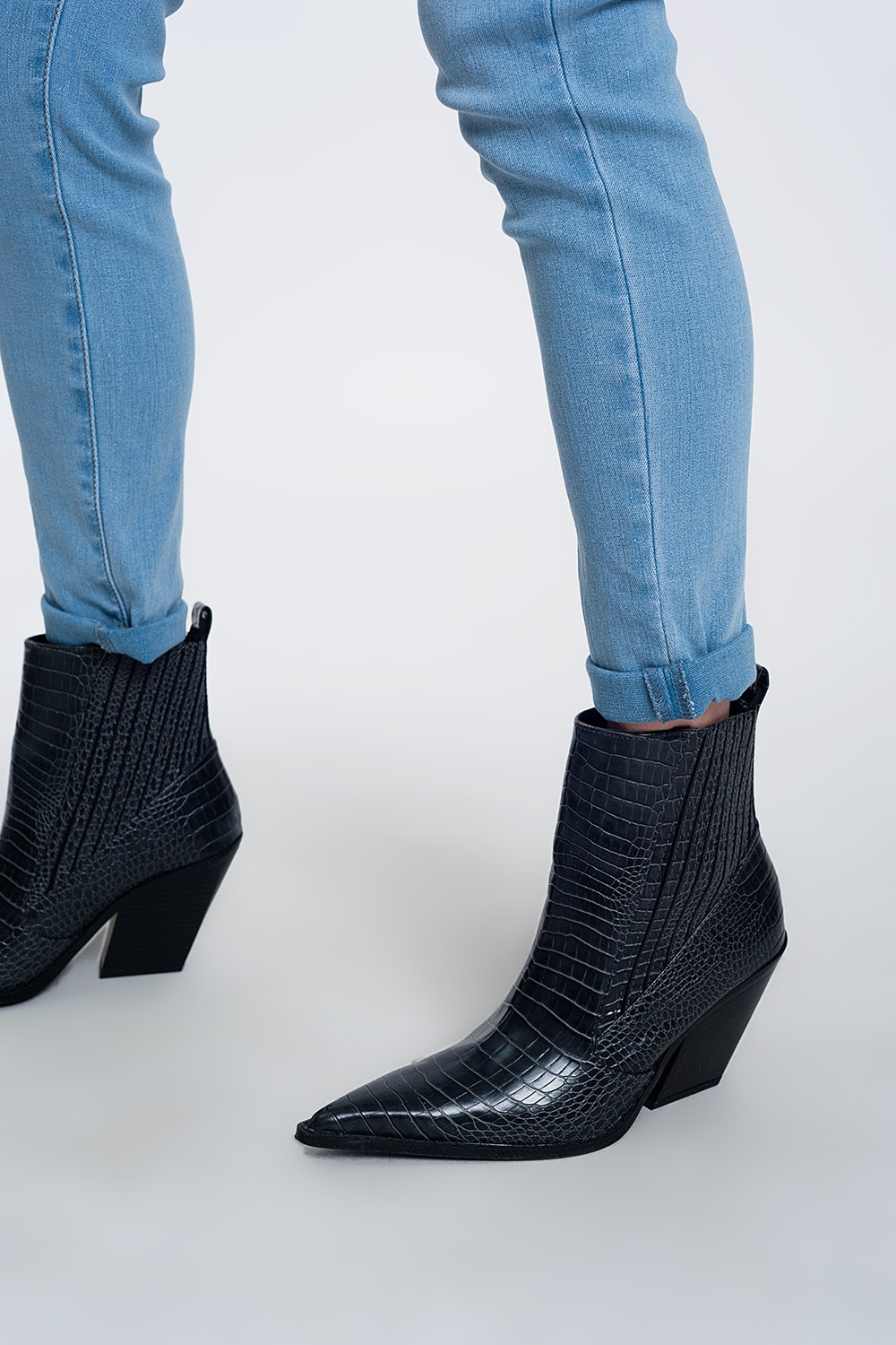 Vaqueros de corte slim y talle alto en diseño bonito con brillo lavado medio Vaqueros de corte slim y talle alto en diseño bonito con brillo lavado medio