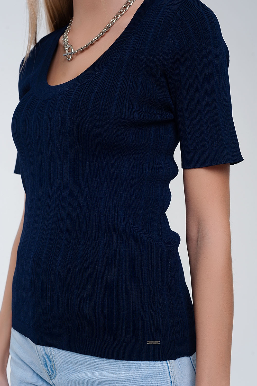 Jersey azul marino de manga corta con cuello ancho