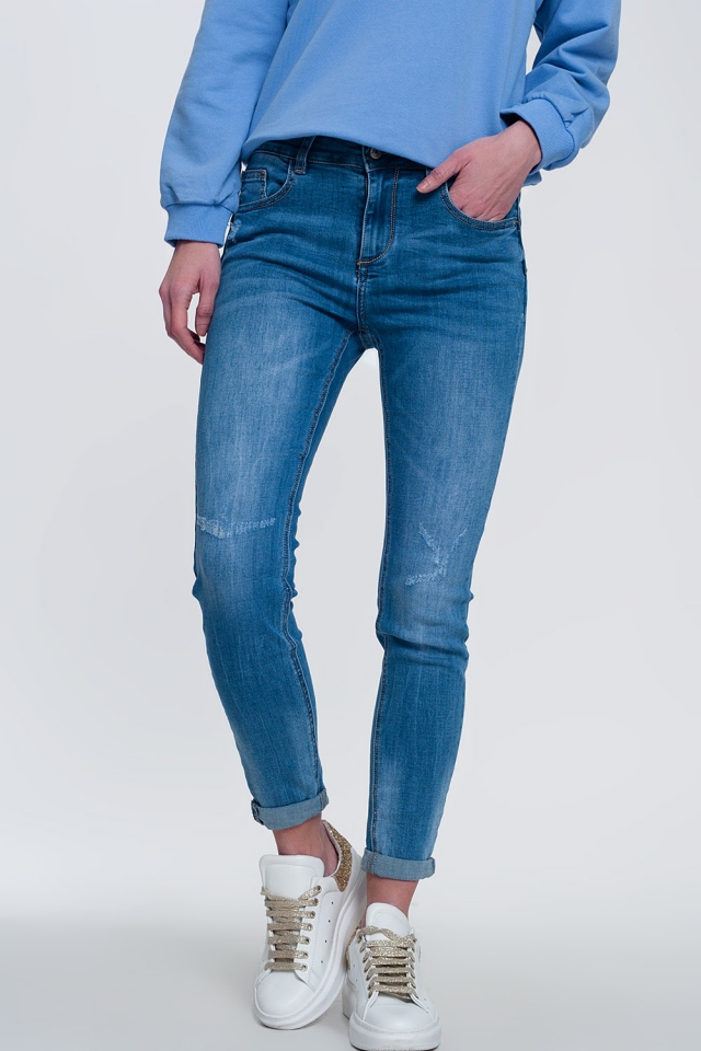 jeans skinny de denim claro com tornozelos dobrados e detalhes rasgados
