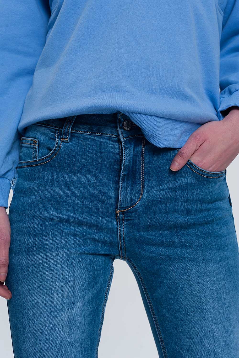 jeans ajustados de mezclilla clara con tobillos doblados y detalle rasgado jeans ajustados de mezclilla clara con tobillos doblados y detalle rasgado