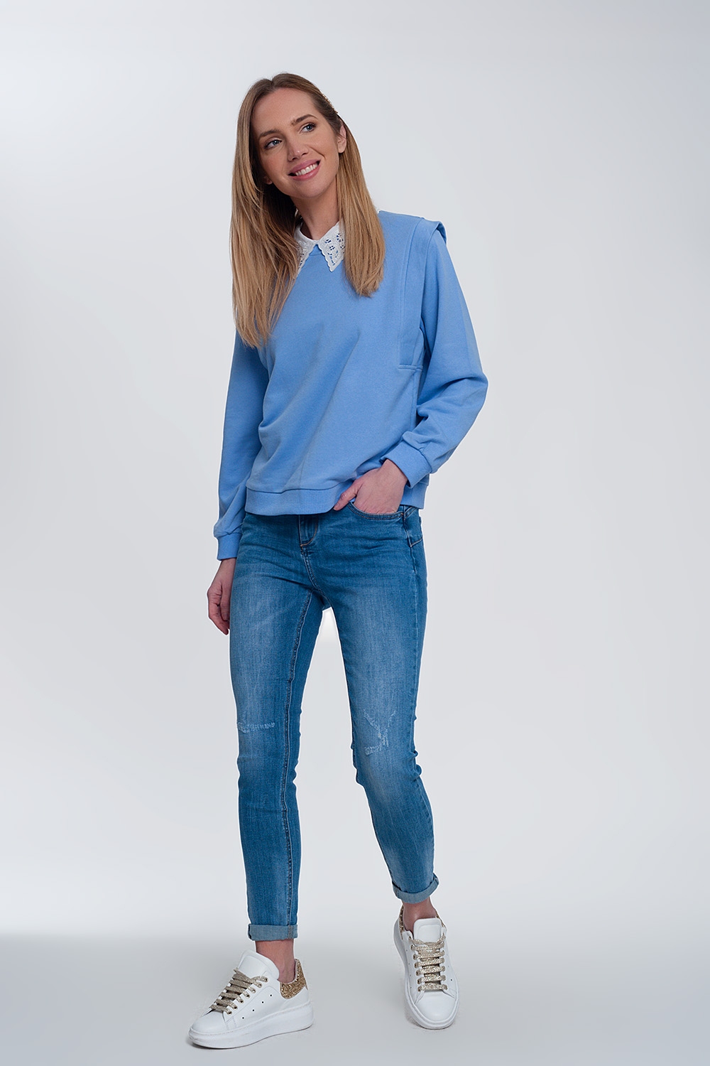 jeans ajustados de mezclilla clara con tobillos doblados y detalle rasgado jeans ajustados de mezclilla clara con tobillos doblados y detalle rasgado