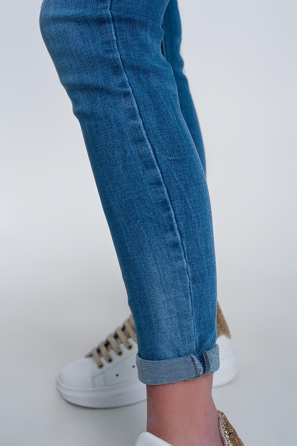 jeans ajustados de mezclilla clara con tobillos doblados y detalle rasgado jeans ajustados de mezclilla clara con tobillos doblados y detalle rasgado
