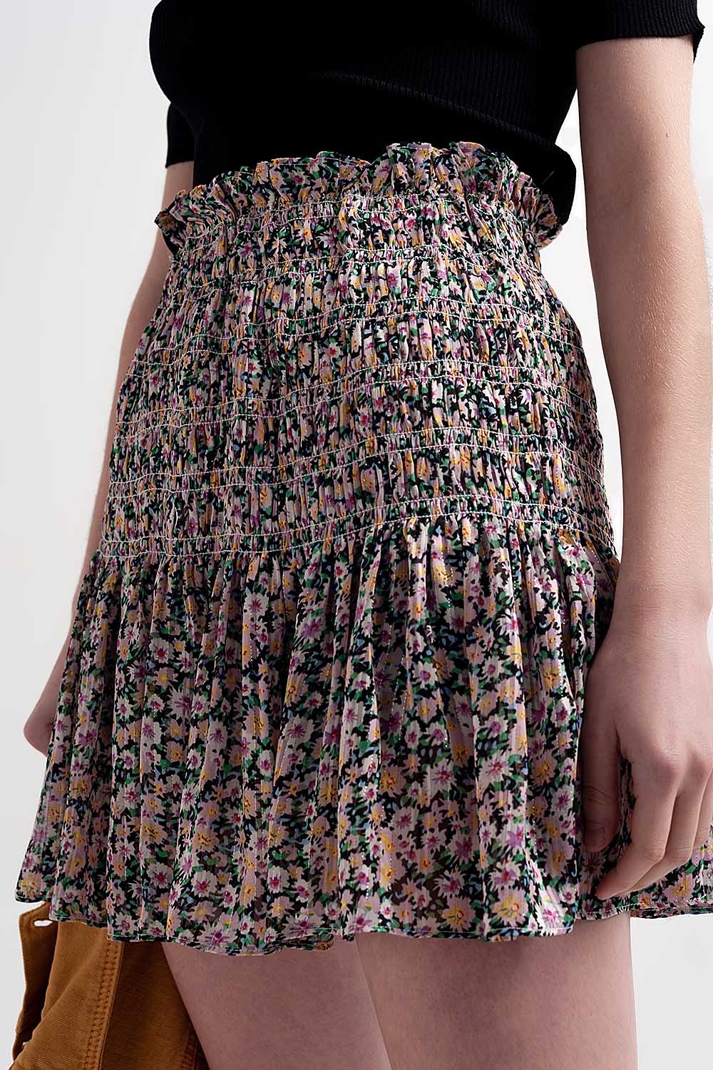 Falda negra con estampado de florecitas y diseño fruncido Falda negra con estampado de florecitas y diseño fruncido