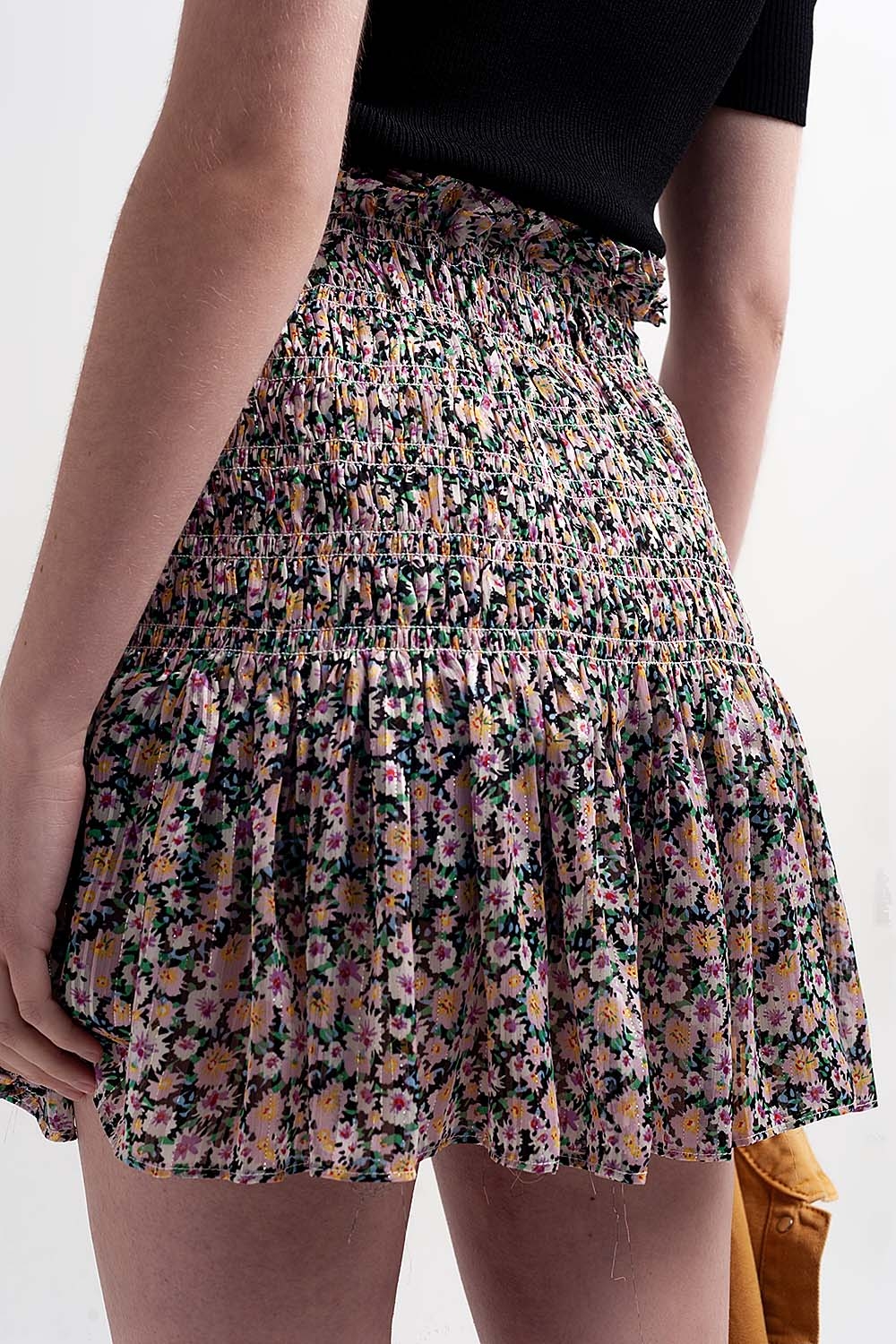 Falda negra con estampado de florecitas y diseño fruncido Falda negra con estampado de florecitas y diseño fruncido