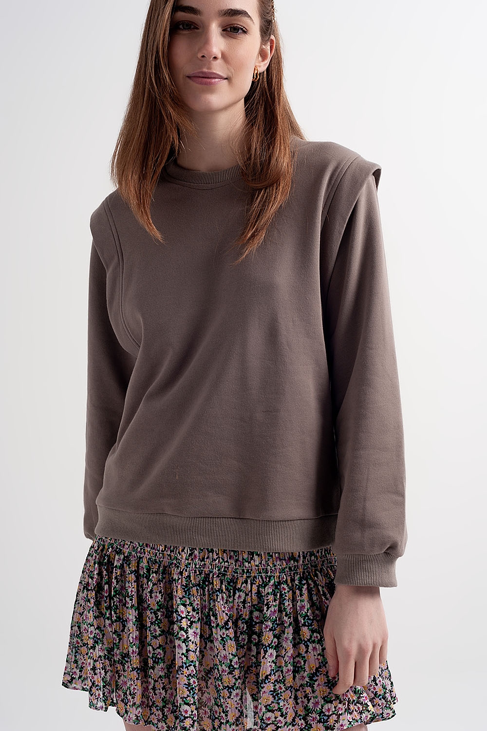 Sudadera estilo boyfriend con detalles llamativos en los hombros en color gris Sudadera estilo boyfriend con detalles llamativos en los hombros en color gris