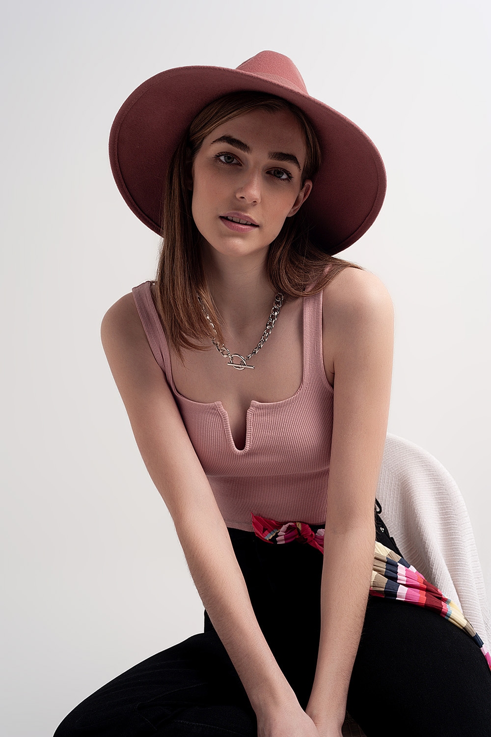 Top corto en color rosa maquillaje con escote cuadrado de canal&eacute;