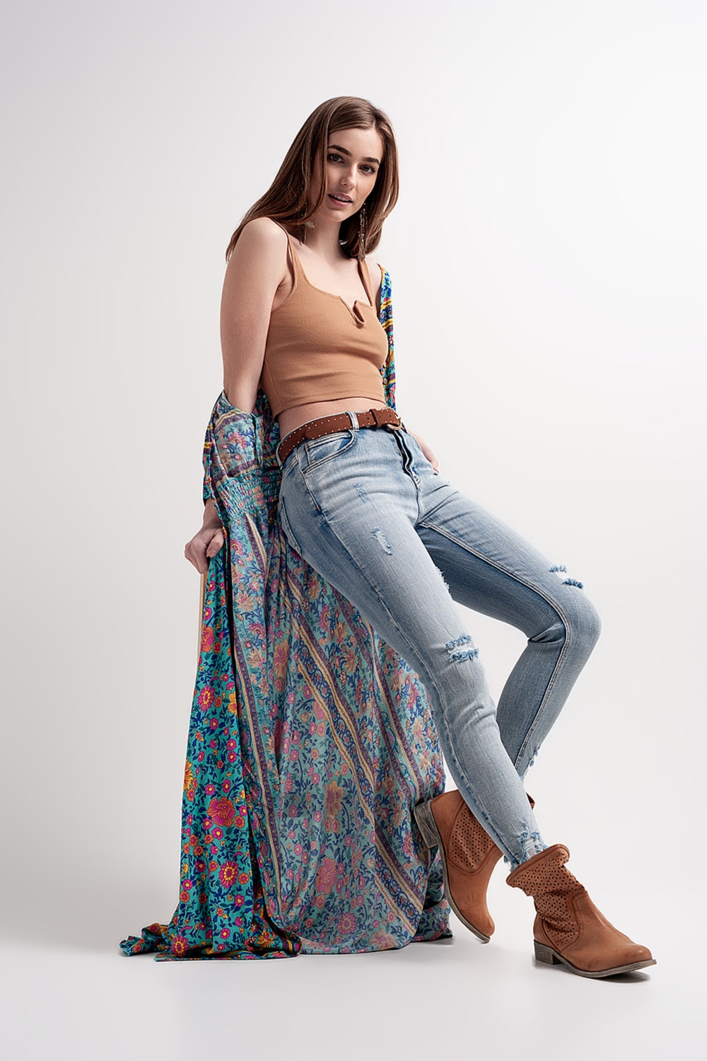 Top corto en color beige con escote cuadrado de canal&eacute;